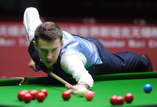 借助三角站 借助三角站