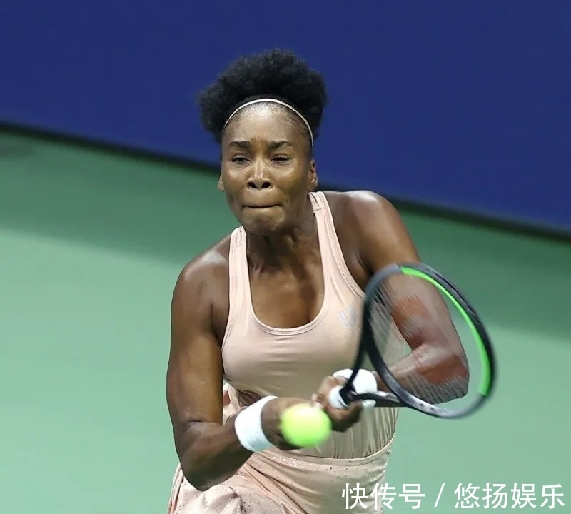 边路传中落 边路传中落